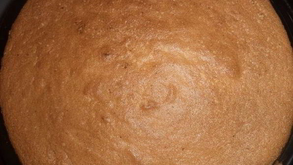 бисквитный торт с кремом из халвы и вафельной посыпкой