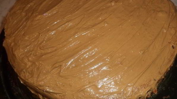 бисквитный торт с кремом из халвы и вафельной посыпкой