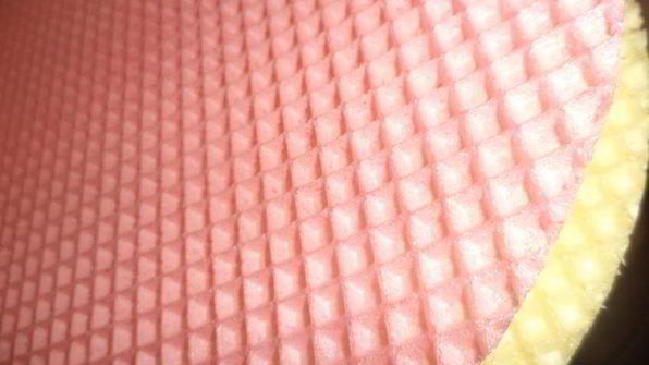 бисквитный торт с кремом из халвы и вафельной посыпкой