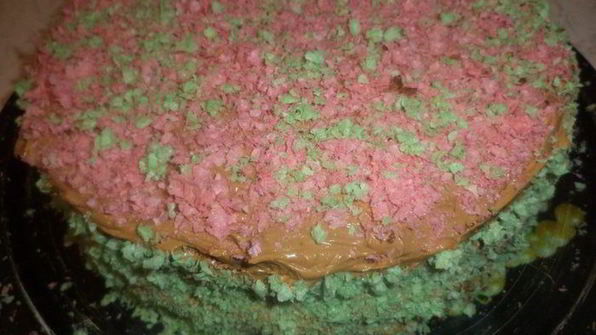 бисквитный торт с кремом из халвы и вафельной посыпкой