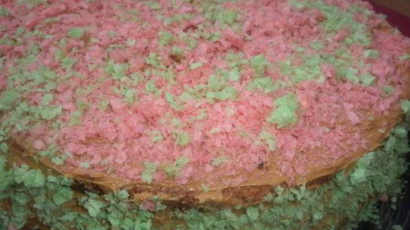 бисквитный торт с кремом из халвы и вафельной посыпкой