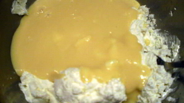 бисквитный торт с творогом и бананами