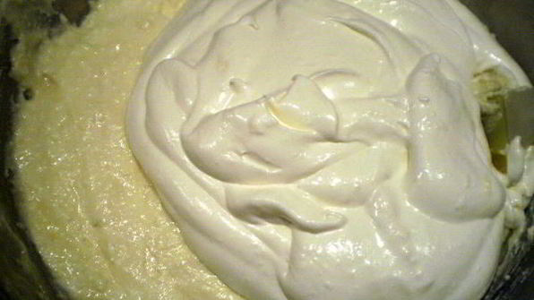 бисквитный торт с творогом и бананами