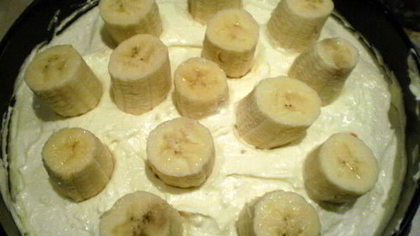 бисквитный торт с творогом и бананами