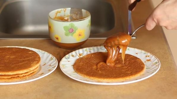 муссовый торт с зеркальной глазурью медовый