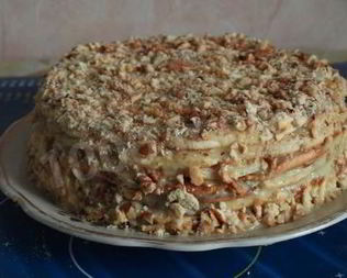 Торт с грецкими орехами и сгущенным молоком на сковороде