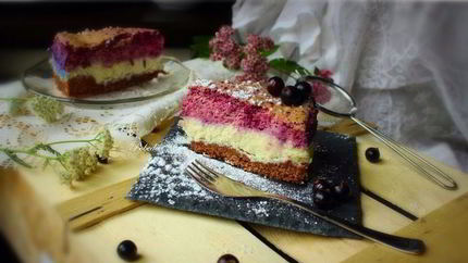 Трехслойный творожно-ягодный торт