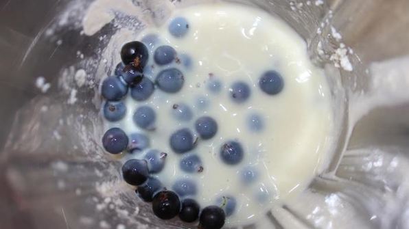 трехслойный творожно-ягодный торт