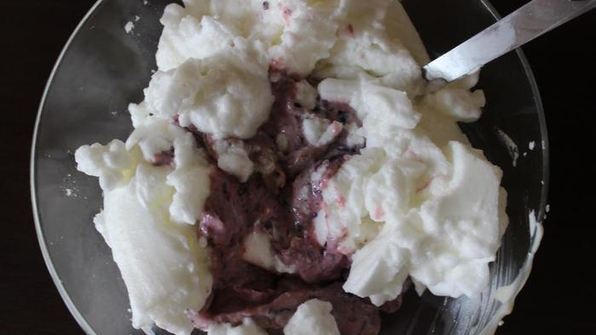 трехслойный творожно-ягодный торт