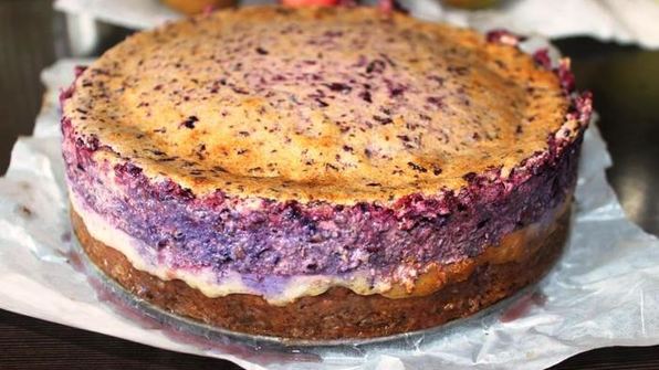 трехслойный творожно-ягодный торт