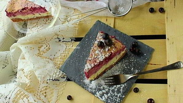 трехслойный творожно-ягодный торт