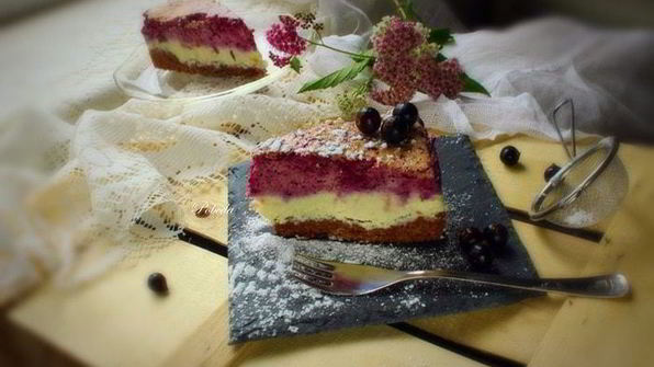 трехслойный творожно-ягодный торт