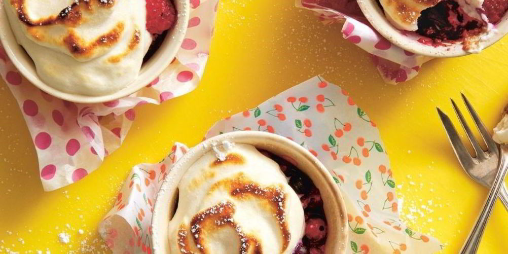 Рецепт запеченых ягод с бисквитом и меренгой