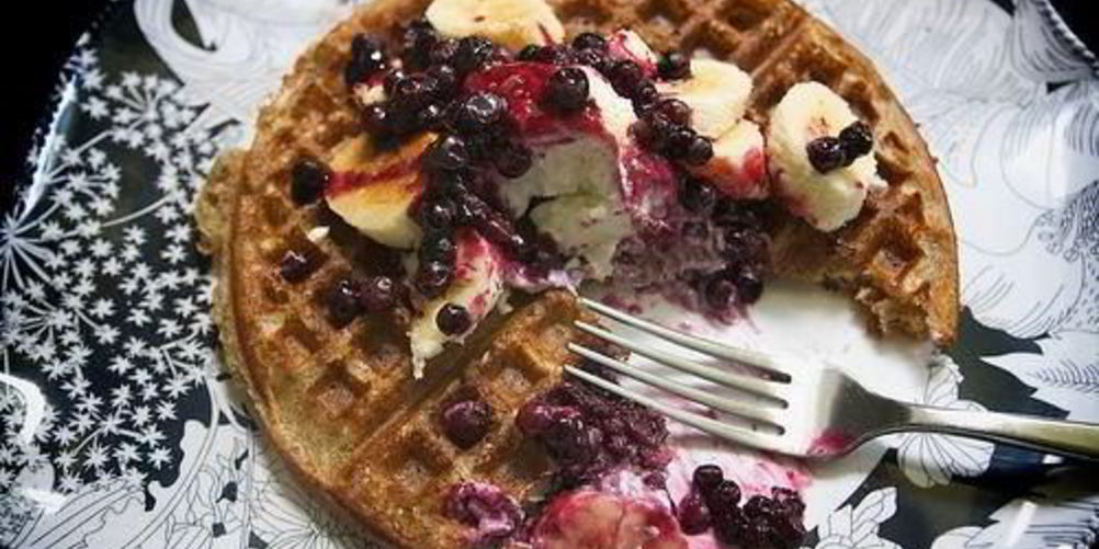 Рецепт бельгийских вафель с черничным соусом