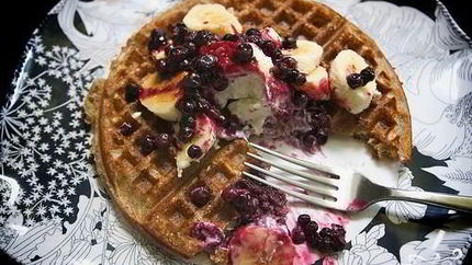 Бельгийские вафли с черничным соусом