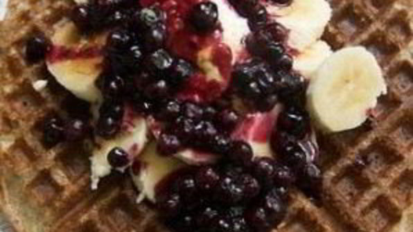 бельгийские вафли с черничным соусом