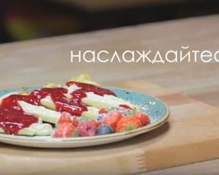 Домашние вафли с малиновым соусом