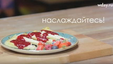 Домашние вафли с малиновым соусом