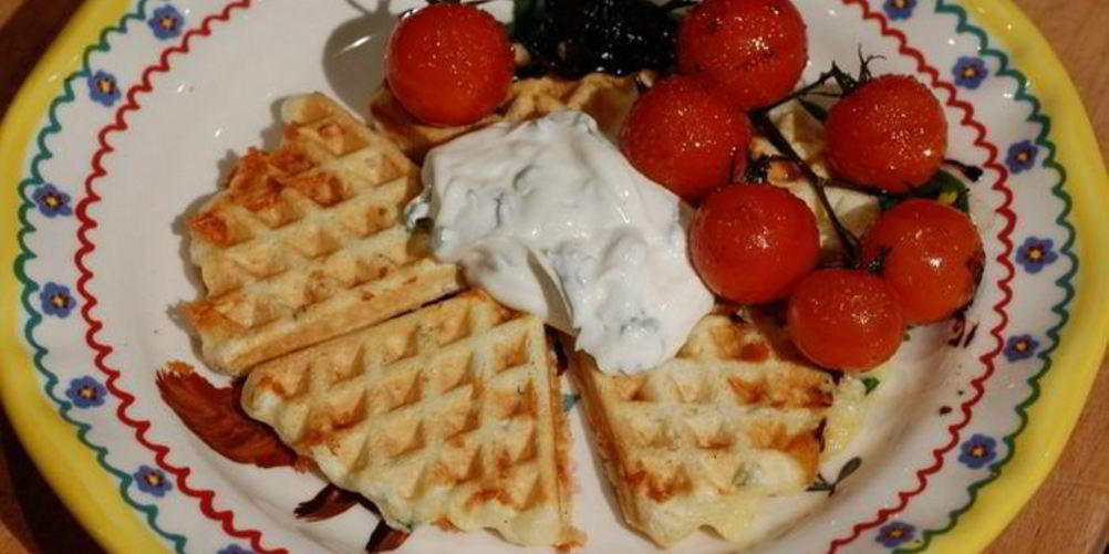 Рецепт сырных вафель с творогом и карамелизированными помидорами