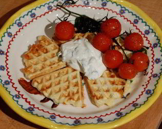 Сырные вафли с творогом и карамелизированными помидорами