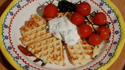 Сырные вафли с творогом и карамелизированными помидорами