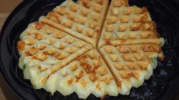 сырные вафли с творогом и карамелизированными помидорами