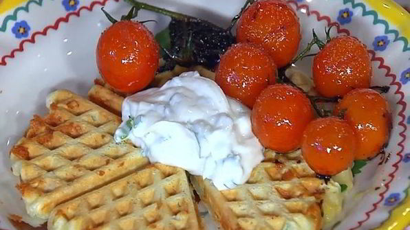 сырные вафли с творогом и карамелизированными помидорами