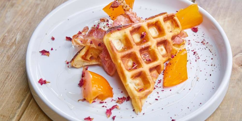 Рецепт вафель с беконом, медом и хурмой