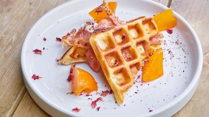 Вафли с беконом, медом и хурмой