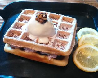 Венские вафли с клубничным джемом, взбитыми сливками и пломбиром