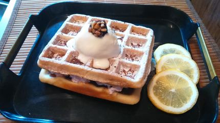 Венские вафли с клубничным джемом, взбитыми сливками и пломбиром