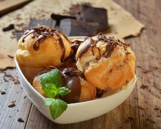 Профитроли с грушевым кремом