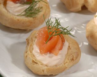 Профитроли с лососем