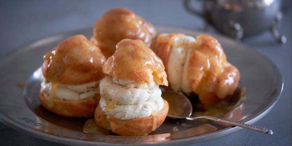 Рецепт профитролей со сгущенкой, бананом и апельсиновым соусом