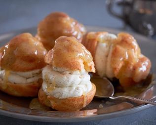 Профитроли со сгущенкой, бананом и апельсиновым соусом