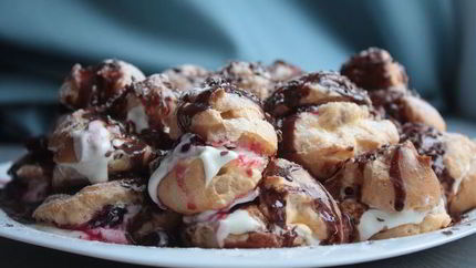 Торт из профитролей с вишней и шоколадом