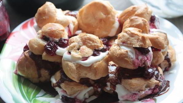 торт из профитролей с вишней и шоколадом