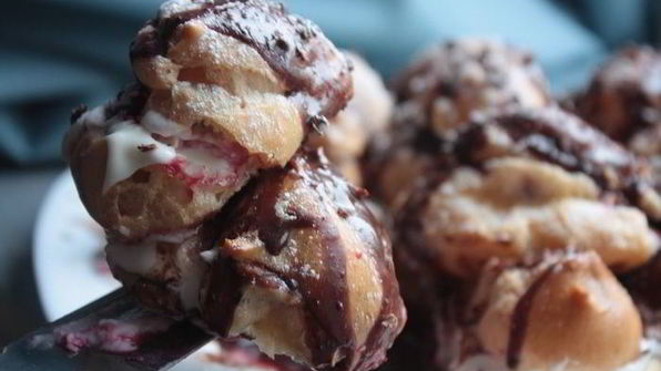 торт из профитролей с вишней и шоколадом