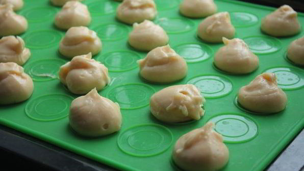 торт из профитролей с вишней и шоколадом