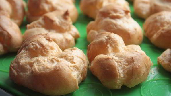 торт из профитролей с вишней и шоколадом