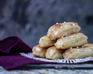 Эклеры с кремом шантильи и ванильной помадкой