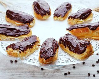 Эклеры с масляным кремом и шоколадной помадкой