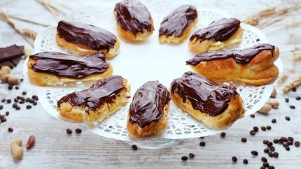 Эклеры с масляным кремом и шоколадной помадкой