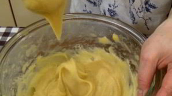 эклеры с шоколадной помадкой и масляным кремом