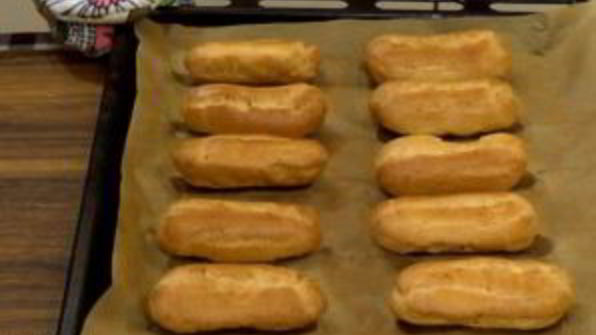 эклеры с шоколадной помадкой и масляным кремом