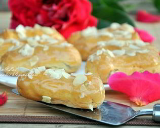 Эклеры с шоколадным кремом, карамелью и миндалем