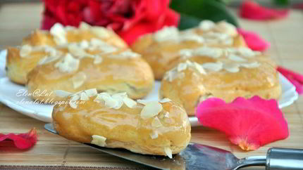 Эклеры с шоколадным кремом, карамелью и миндалем