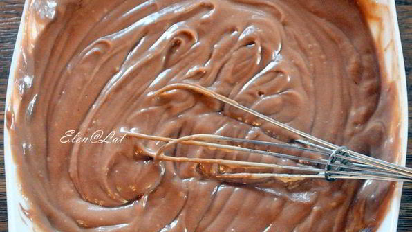 эклеры с шоколадным кремом, карамелью и миндалем