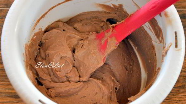 эклеры с шоколадным кремом, карамелью и миндалем