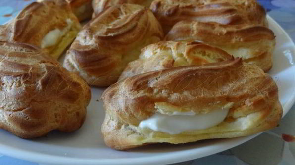 эклеры с темным шоколадом